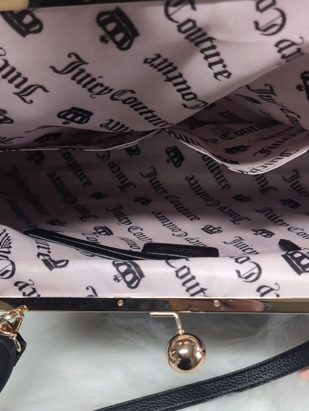 Viral 🎥 Juicy Couture Chic Y2K Large Kiss Lock Frame Clutch, Licorice + Pink 🩷 - Picture 13 of 16